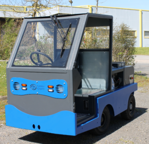 Petit véhicule utilitaire électrique bleu et gris Carry Craft, avec cabine vitrée, volant et pare-brise équipé d’essuie-glaces