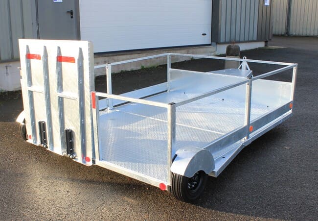 Remorque bavs et containers XL avec rampe d'accès relevée pour le transport