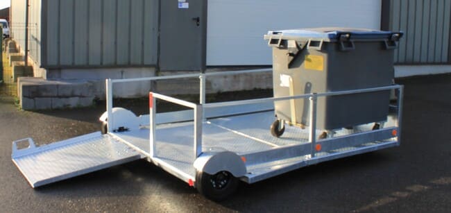 Remorque XL pour bacs et containers. Il y a une poubelle sur cette remorque