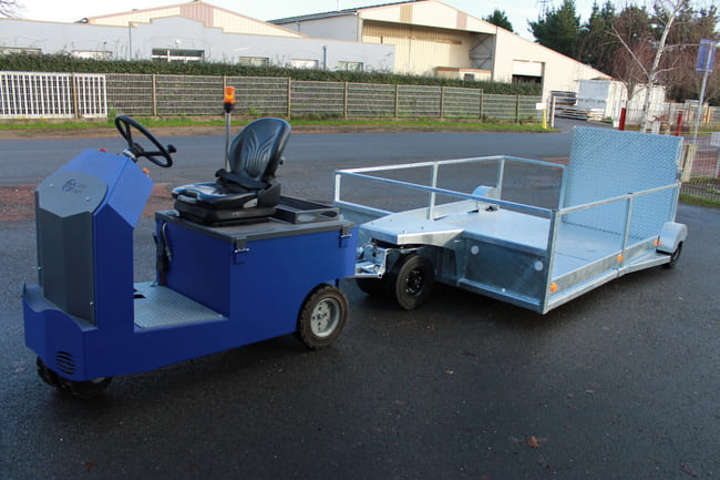Mise en avant d'une remorque pour bacs et containers XL tracter par un tracteur électrique